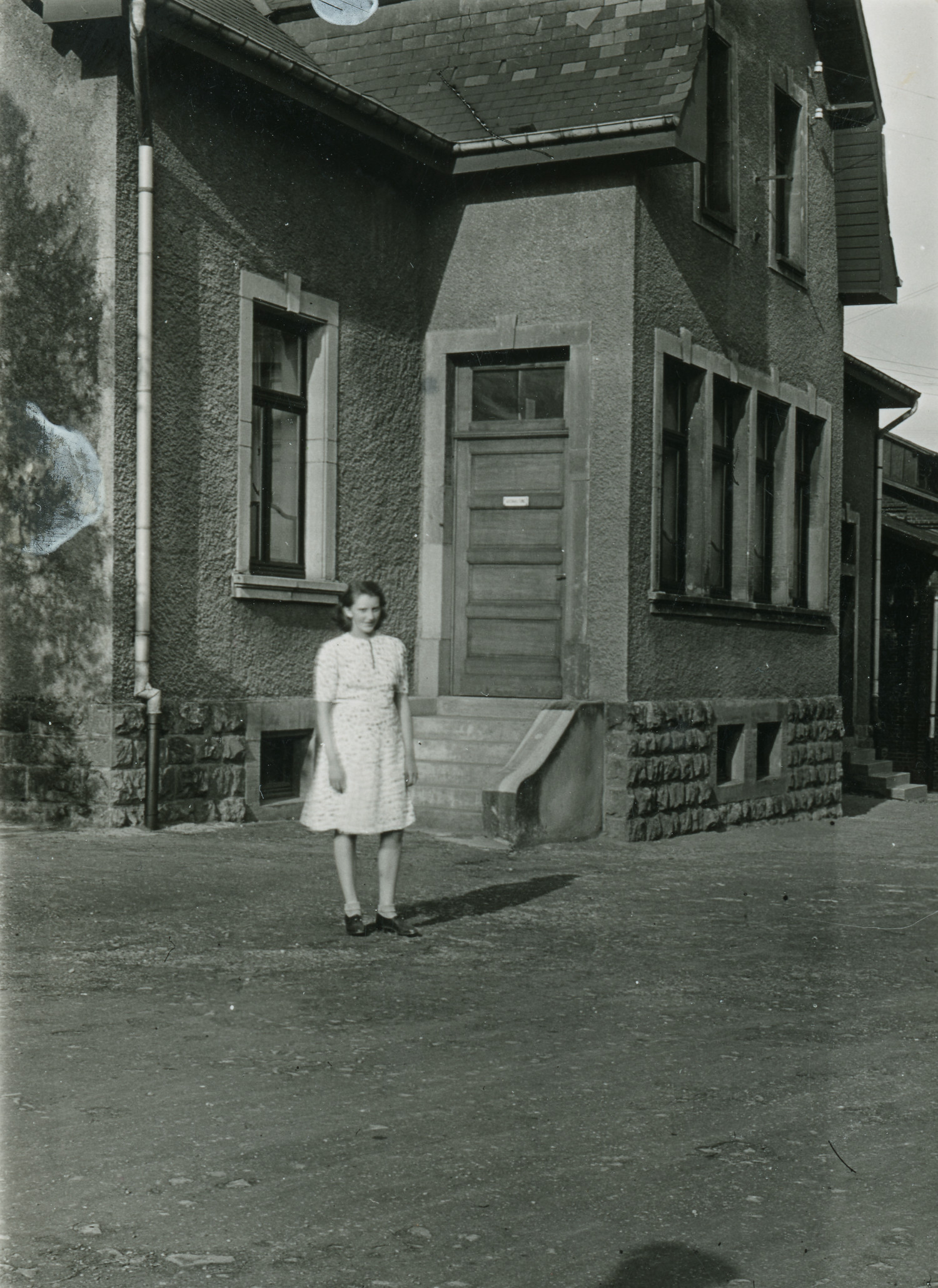 Mathias Wirtz’ Tochter Olga im Hof des Gaswerks Düdelingen, Sommer 1942 (Familienarchiv Wirtz)